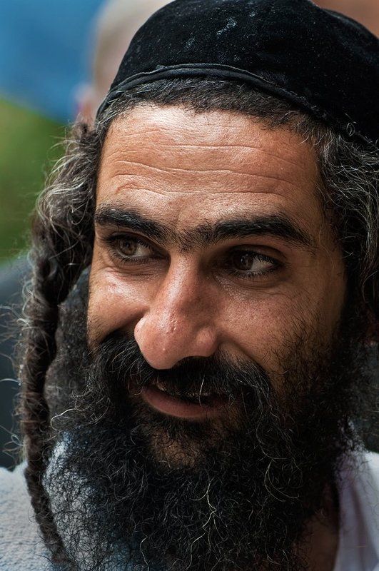 Портрет человека с бородой фото превью