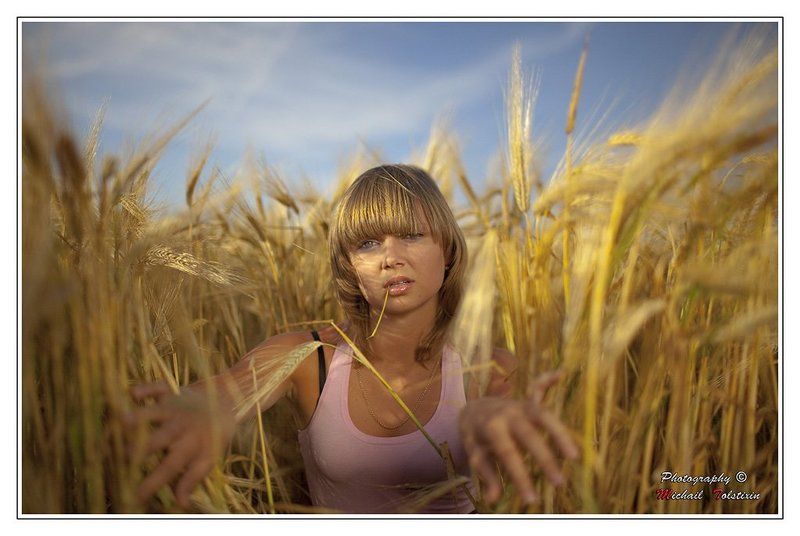 девушка в поле фото превью