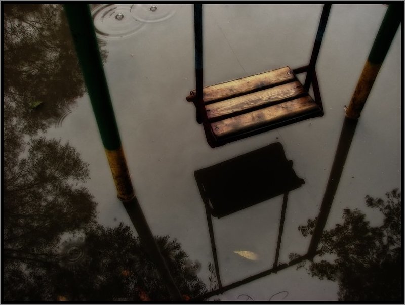 Еще одна дождливая зарисовка из детства с качелями фото превью