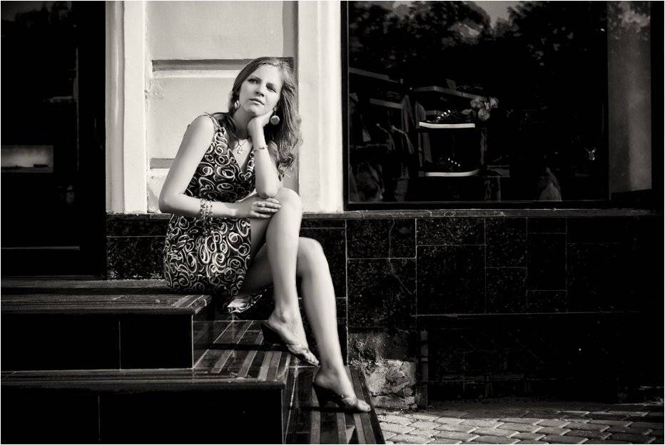 девушка, ступеньки, магазин, boss, кеды, витрина, Тоша