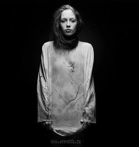 чернобелый портрет Рыжей девушки