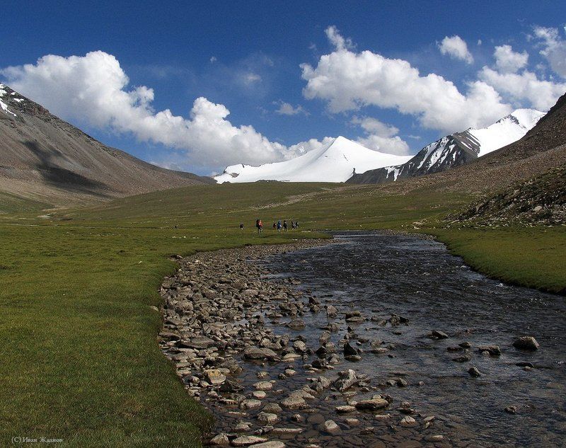 горы, памир, вершины, река Позади перевал, впереди привал. фото превью