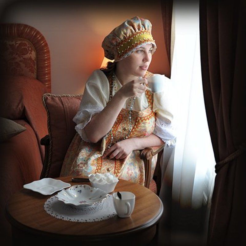 У окна... фото превью