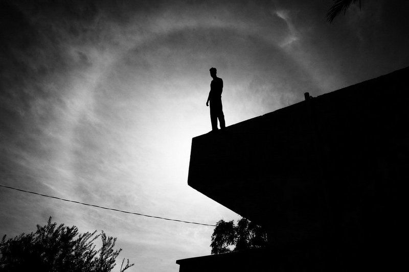 солнце, тень, дом, мужчина, затмение, гало Гало фото превью