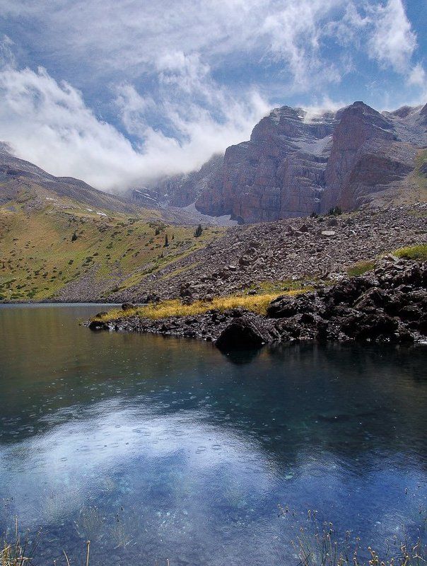 горы, дождь, озеро.  фото превью