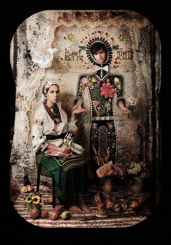 Старомодный семейный потрет с бумажной птицей фото превью