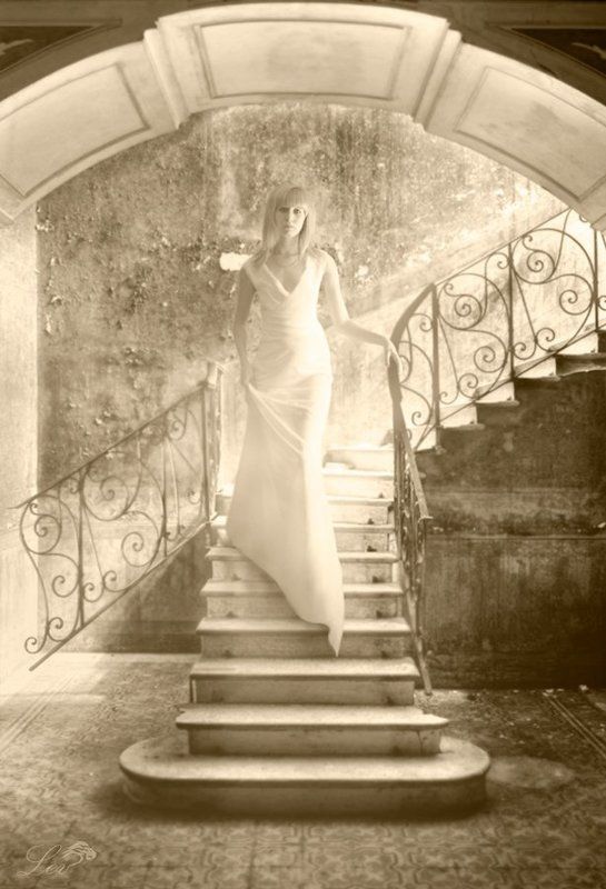 лестница, перила, девушка, свет, яркость, белое платье, блондинка, сепия  фото превью