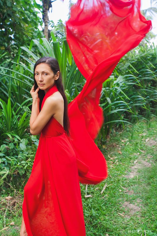 путешествие, свадьба, невеста, образ, девушка, платье, елен цай, elen tsay, бали, wedding, счастьее, нежность, любовь, азиатка, грация, красота, водопад, культура, традиции, красный, ветер, asia  фото превью