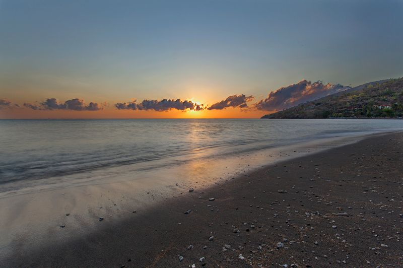 рассвет, камни, вода, океан, Амед, Бали, Индонезия, небо, облака, луч света, sunrise, sun ray, stone, water, waterscape, ocean, beach, Bali, Indonesia, Amed, Бали, Индонезия Пляж на рассвете фото превью