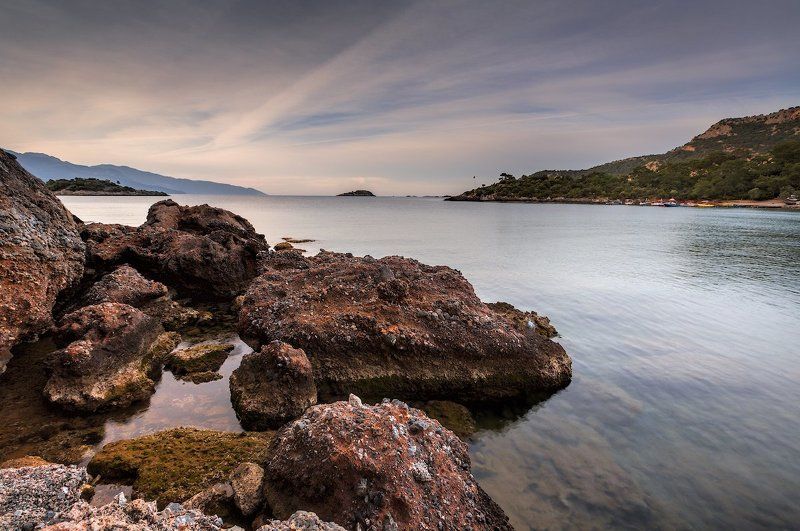 Камни на берегу фото превью