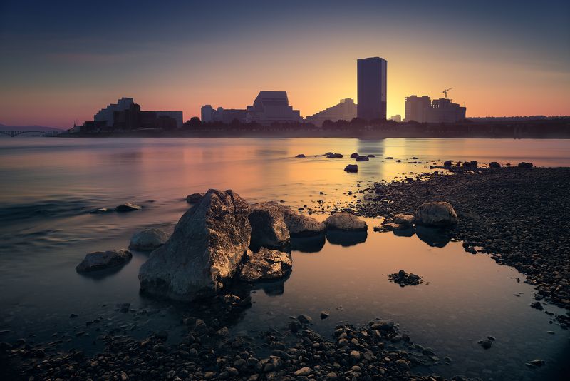 пейзаж, город, вечер, ночь, закат, сумерки, река, вода, берег, камни, отражения, длинная выдержка, енисей, красноярск, татышев Стрелка фото превью