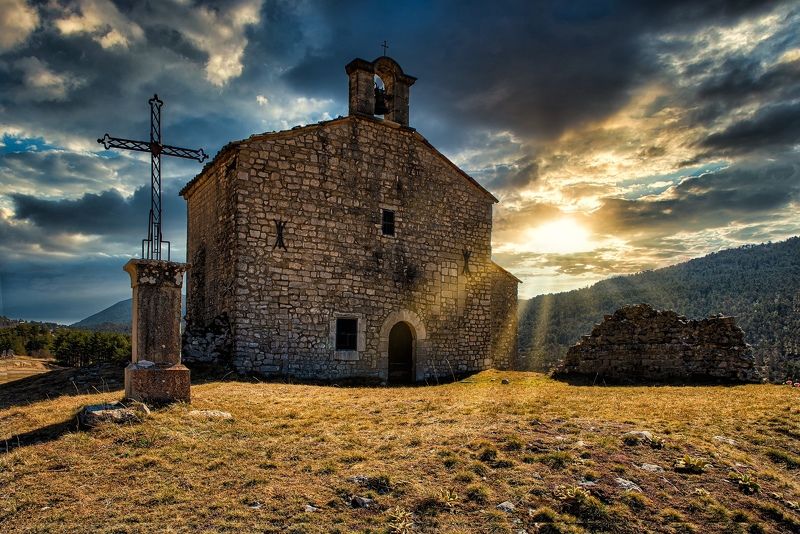 Chapelle Notre Dame De Gratemoine. Старая часовня на дороге Наполеона во Франции фото превью