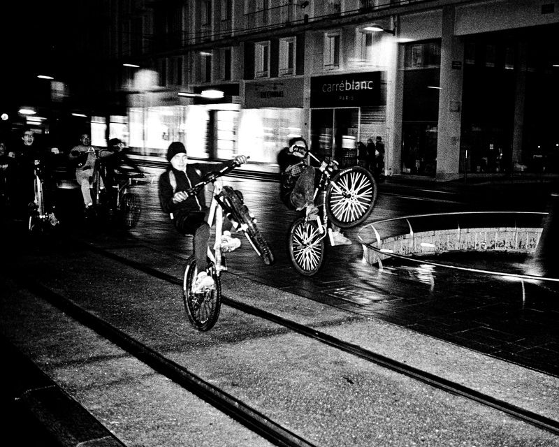 bike, flash, night, bird, flying, wheeling Take off фото превью