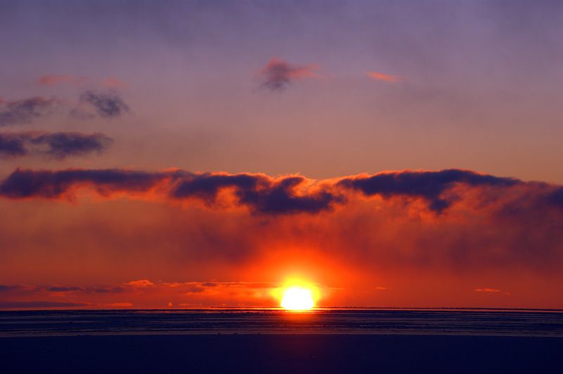 Солнце тонет в зимнем море фото превью