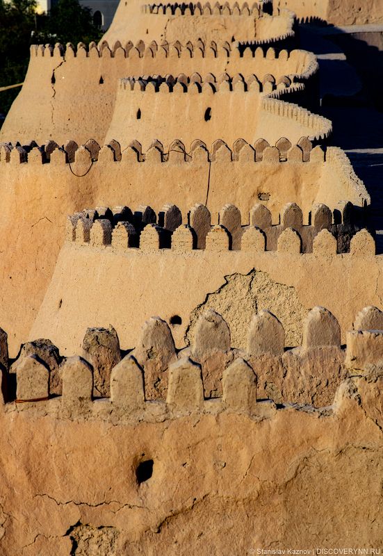 Городские стены Ичан-Калы в Хиве фото превью