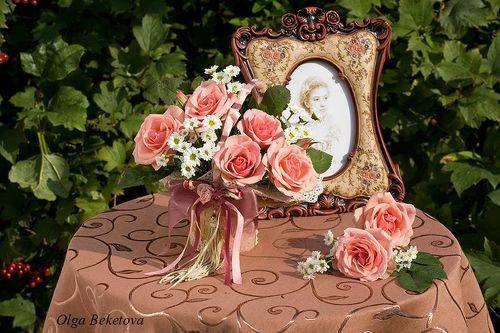 Розы и портрет