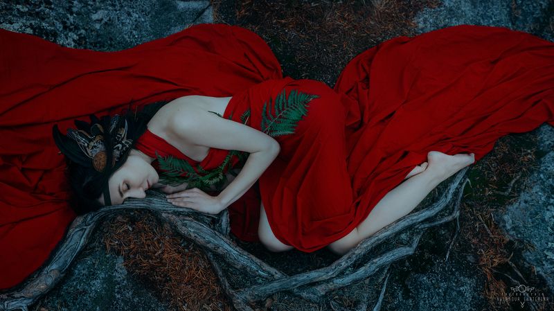 карелья, деревья, красный, девушка, этника, ethnic Карельская нимфа слушает корни древ фото превью