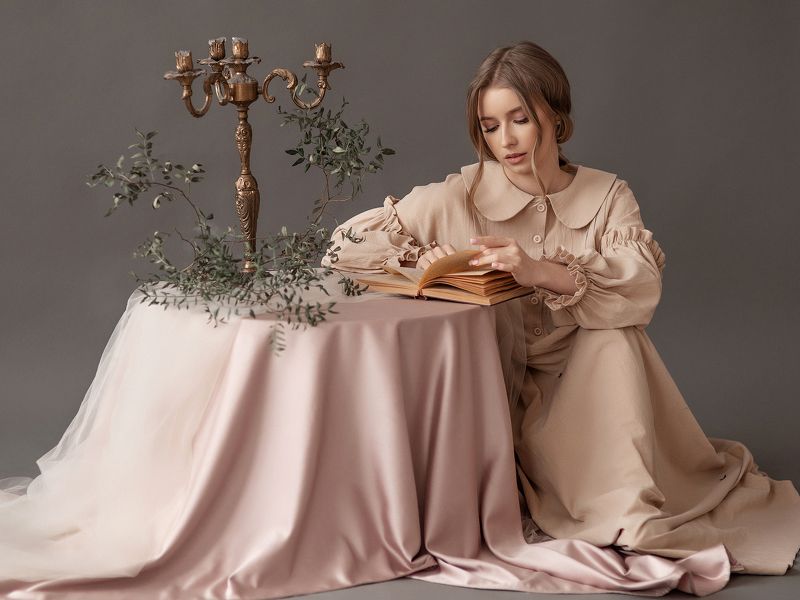Девушка с книгой фото превью