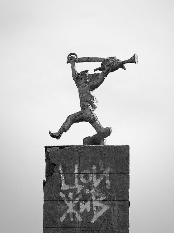 чб, черно-белое, пионер, лагерь, красноярский край, атаманово, постамент, надпись, архитектура, памятник, пионерлагерь Цой жив фото превью