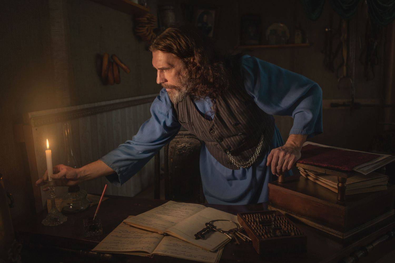 мужчина свеча ключи приказчик книга перо история фотография прошлое островский книга кино, Татьяна Шепелева