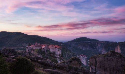 Монастыри Метеор ранним утром / Meteora monasteries early in the morning
