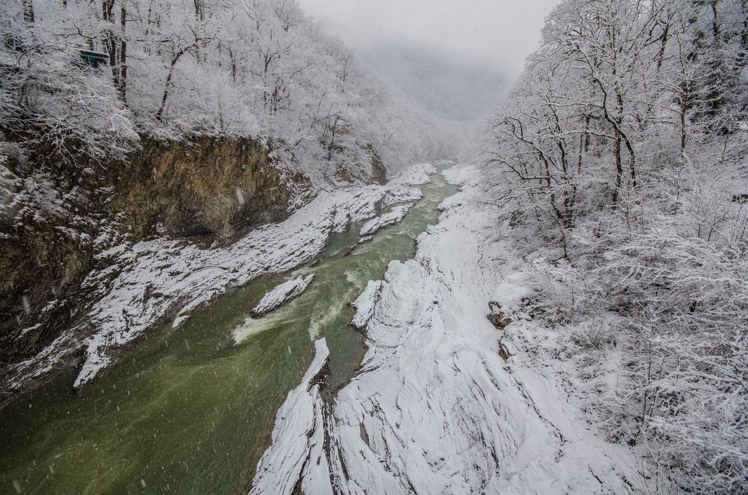 горы, река, зима, лес, сосны, снегопад, снег, вершины, Дмитрий Величко