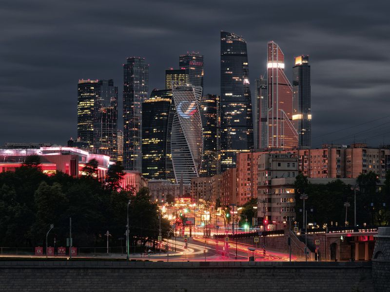 москва, россия, москва-сити Темные башни фото превью