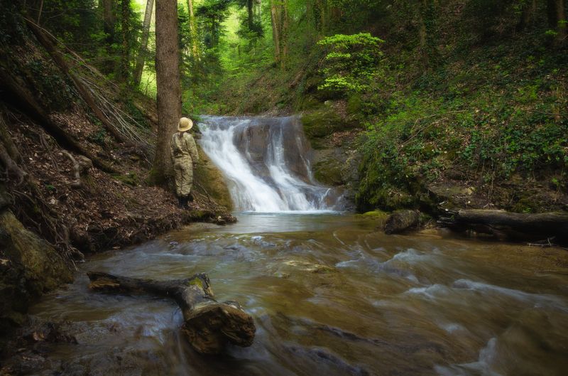 Водопад и человек фото превью