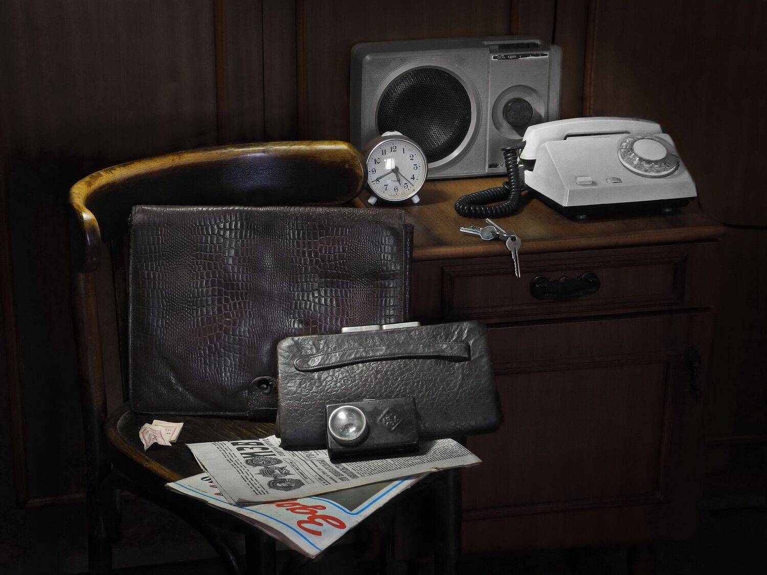 портфель, папка, ридикюль, фонарик, приёмник, будильник, газета, журнал,, Сергей Фунтовой