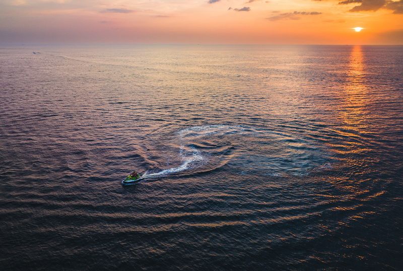 таиланд, пхукет, харон Гидроцикл на закате фото превью