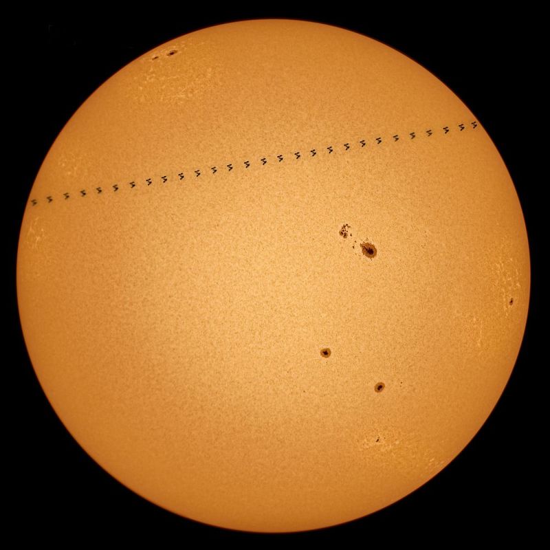 Транзит МКС по диску Солнца фото превью