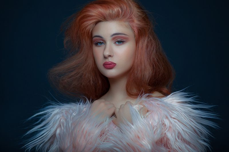 Portrait of beautiful young woman фото превью