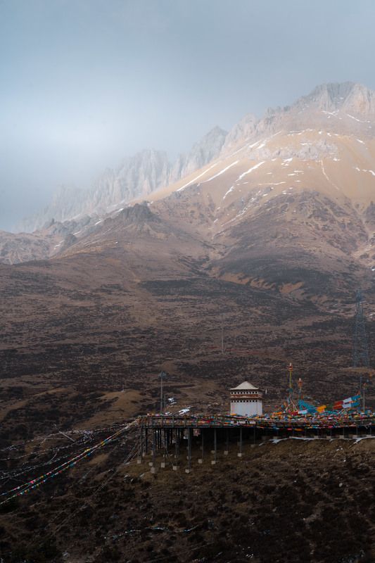 Home under the mountain фото превью