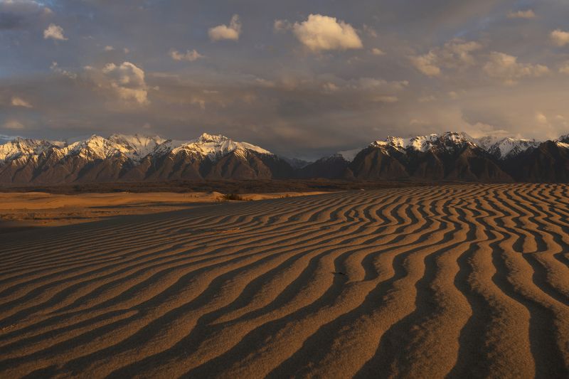 Чарские пески, барханы, песок, горы Чарские пески фото превью