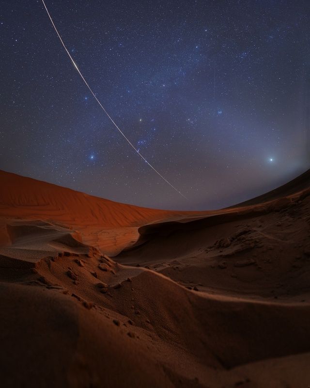 МКС и зодиакальный свет фото превью
