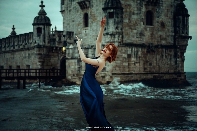 dancer, dance, palm, beach, belem, tower, queen, dark, sea, Portugal, Lisbon, waves, beauty, model, woman, blue, dress, feeling, beautiful, dark tower Dancer фото превью