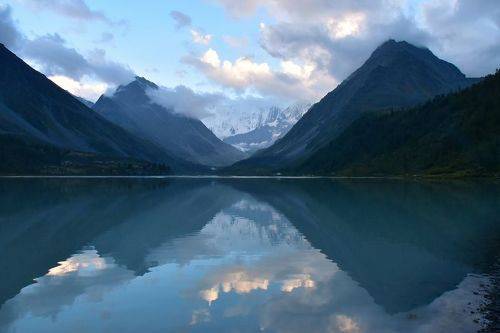 Рассвет у подножия Белухи