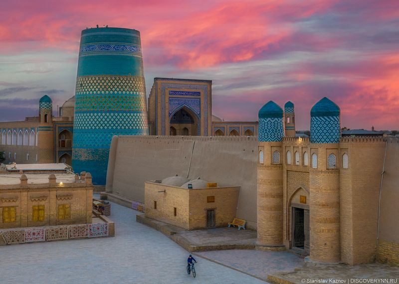 узбекистан, хива Вид на недостроенный минарет в Хиве фото превью