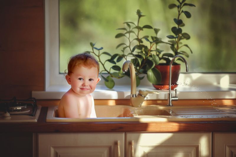 ребенок, раковина, купание, счастье, радость, брызги Малыш фото превью