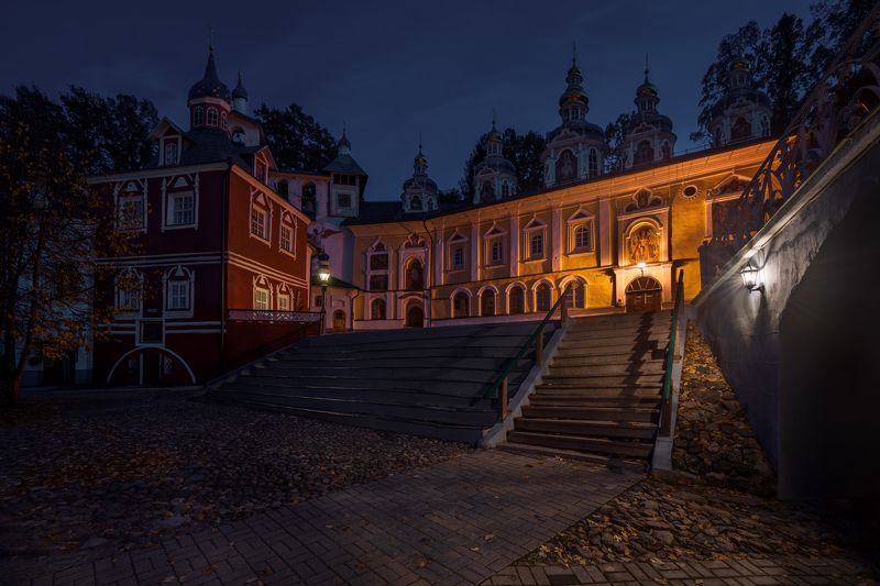 печоры, псково-печерский монастырь, осень, октябрь Вечер в монастыре фото превью