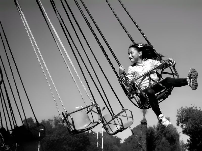 black and white, bnw, monochrome, art, gril, play, happy, joy, outdoor, algeria, photography, action, Happy girl фото превью