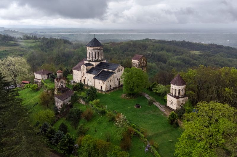 грузия, мартвили, чкондиди, апрель, аэросъемка Монастырь Чкондиди в Мартвили фото превью