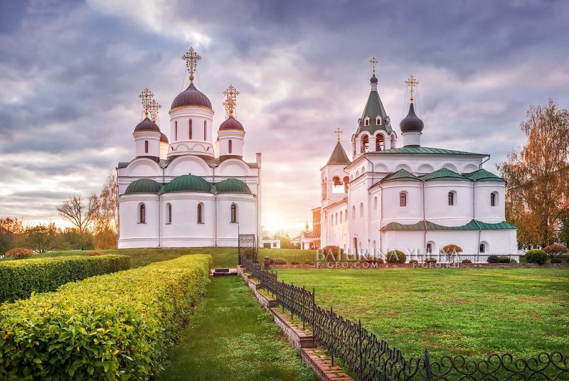 Преображенский собор и Покровская церковь в Спасо-Преображенском монастыре в Муроме фото превью