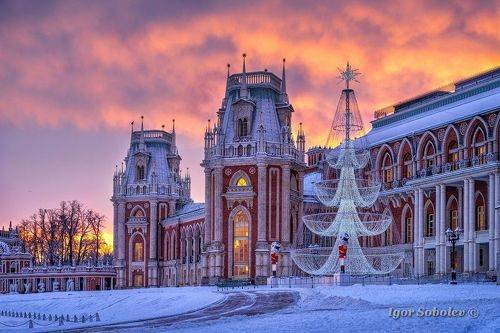 Теплый рассвет зимним утром в Царицыно