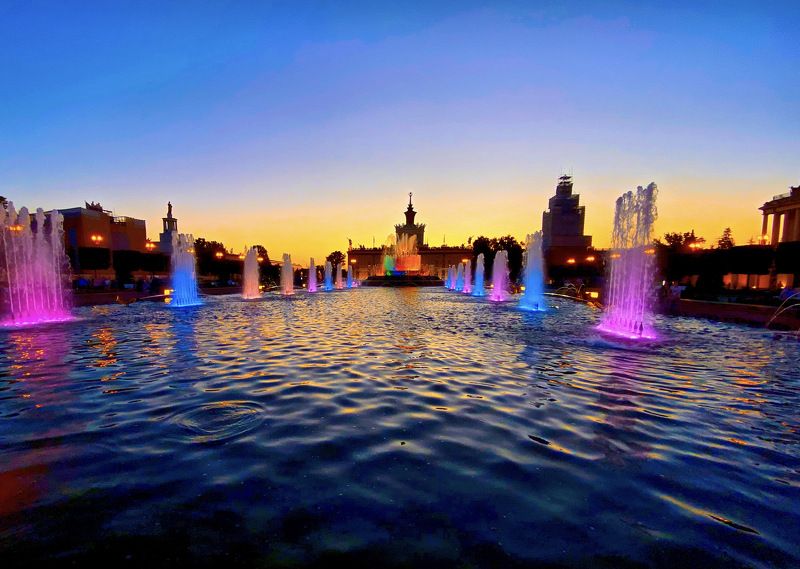 ВДНХ, фонтан, вода, подсветка, закат  Фонтан ВДНХ фото превью