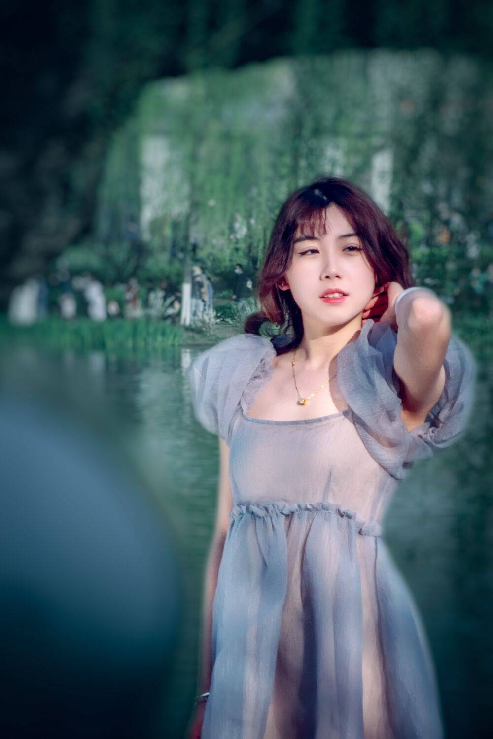 湖边女孩, 吴 微雨墨烟鸿