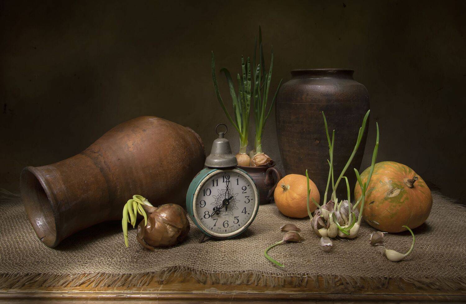 натюрморт, горлач, лук, чеснок, тыква, будильник, Татьяна Феденкова