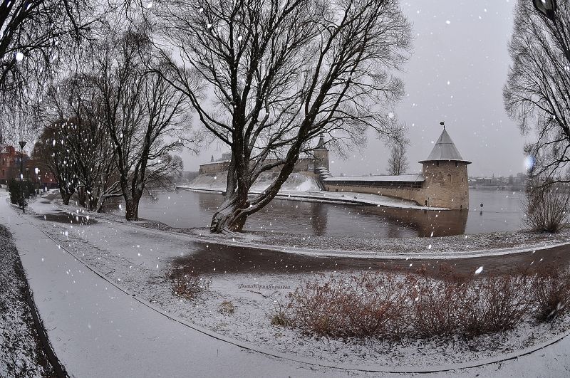 март .день.россия.псков. снег.город. архитектура.река.великая. По прогозу снег. фото превью