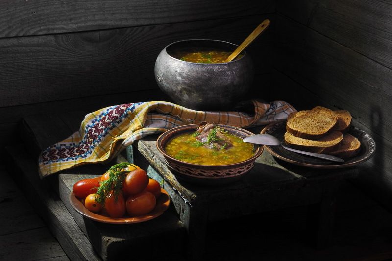 еда, суп, борщ, щи, хлеб, помидоры, укроп, казан, полотенце, Суп гороховый с копчёной курицей. фото превью