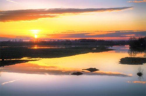 Закат догорает. Половодье.